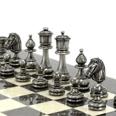 Ensemble Perse II Echiquier en Bois d'Erable & Jeu d'Echecs en Laiton Massif – Image 3