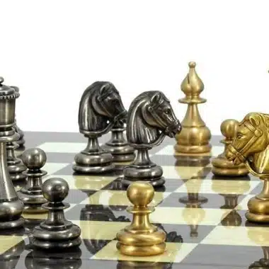 Ensemble Perse II Echiquier en Bois d'Erable & Jeu d'Echecs en Laiton Massif – Image 4