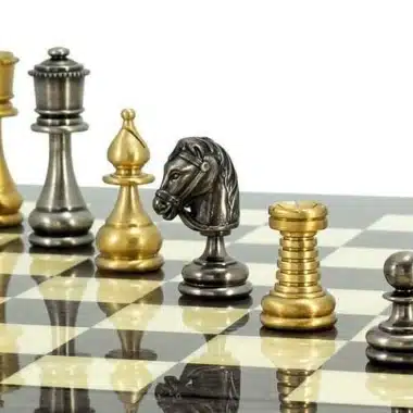 Ensemble Perse II Echiquier en Bois d'Erable & Jeu d'Echecs en Laiton Massif – Image 6