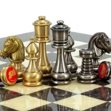Ensemble Perse II Echiquier en Bois d'Erable & Jeu d'Echecs en Laiton Massif – Image 5
