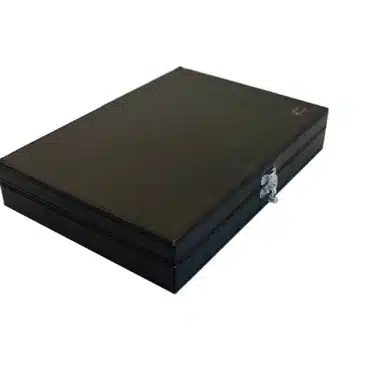 Mallette de poker fermée en coffret noir avec fermoir métallique