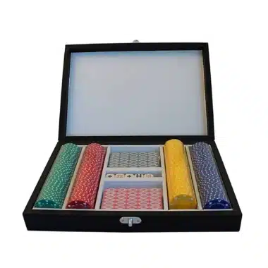 Mallette de poker ouverte avec 200 jetons colorés et deux jeux de cartes