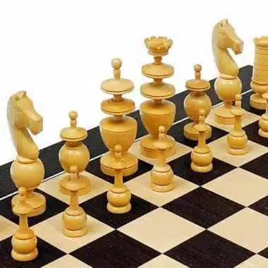 Pièces claires en bois de buis du jeu Palais Français disposées sur l'échiquier