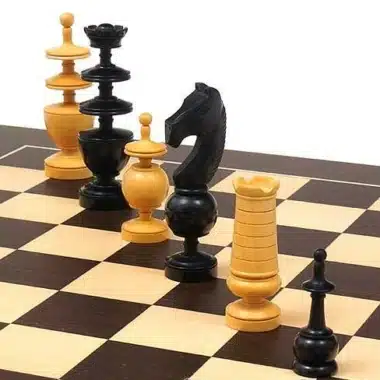 Pièces du jeu Palais Français en bois de buis ébonisé sur échiquier wengé