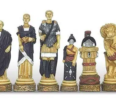 Pièces d'échecs Spartacus en résine peinte à la main alignées