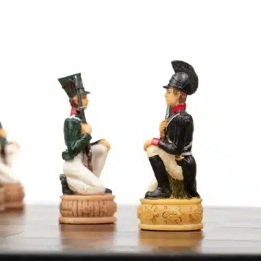 Ensemble Napoléon Campagne de Russie II Jeu d'Echecs en Résine et Echiquier en Similicuir Noir – Image 12