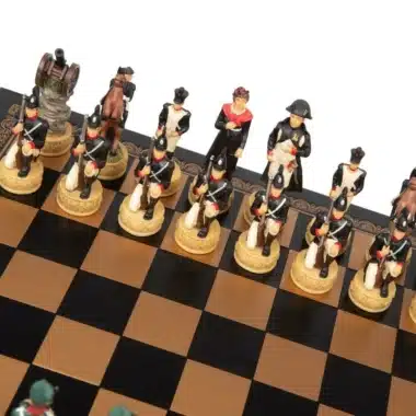 Ensemble Napoléon Campagne de Russie II Jeu d'Echecs en Résine et Echiquier en Similicuir Noir – Image 4