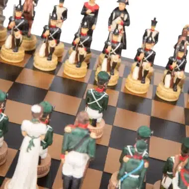 Ensemble Napoléon Campagne de Russie II Jeu d'Echecs en Résine et Echiquier en Similicuir Noir – Image 6