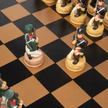 Ensemble Napoléon Campagne de Russie II Jeu d'Echecs en Résine et Echiquier en Similicuir Noir – Image 10