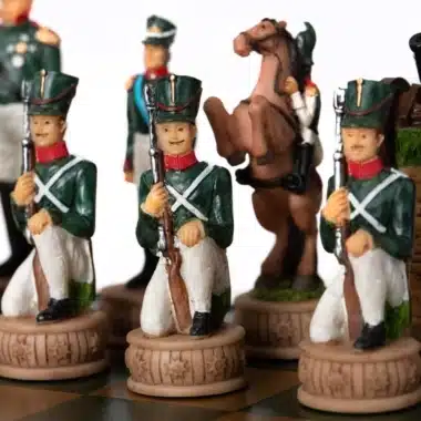 Ensemble Napoléon Campagne de Russie II Jeu d'Echecs en Résine et Echiquier en Similicuir Noir – Image 5