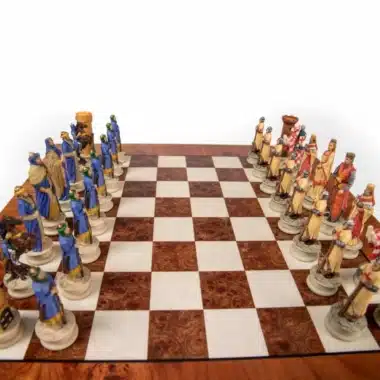 Pièces d'échecs Croisade II peintes à la main, armées face à face sur l'échiquier