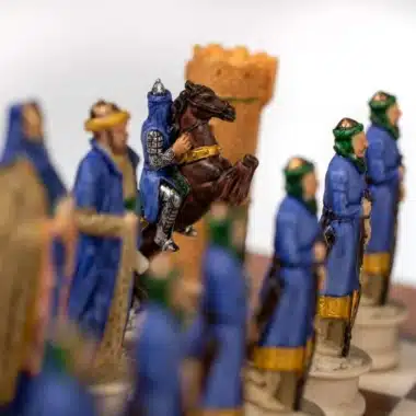 Cavalier sarrasin en armure devant une tour peinte à la main