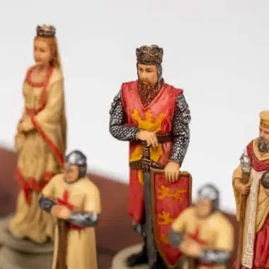 Détail des figurines blanches, roi, dame et soldats croisés peints