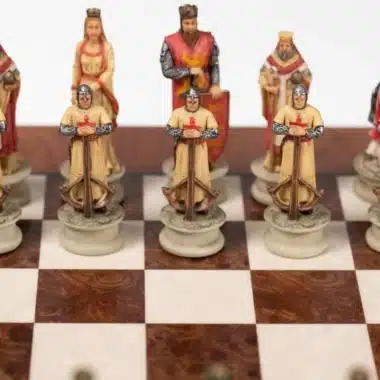 Détail des pièces Croisade II, rois, dames et chevaliers peints à la main