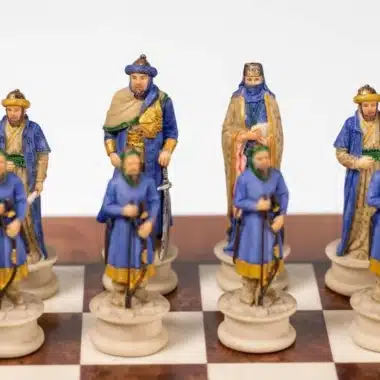Pièces noires alignées sur l'échiquier, sultans et gardes bleus en tête