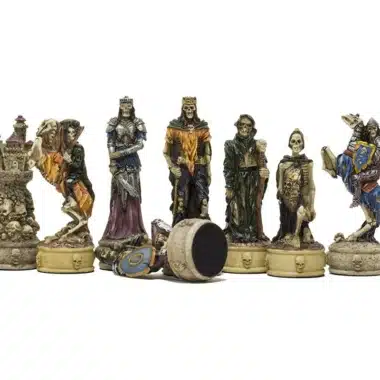 Ensemble Mort-Vivant IV Echiquier en Bois d'Erable Noir et Jeu d'Echecs en Résine Peint à la Main – Image 3