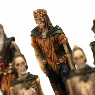 Ensemble Mort-Vivant II Echiquier en Similicuir Noir Avec Rangement et Jeu d'Echecs en Résine Peint à la Main – Image 3