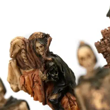Ensemble Mort-Vivant II Echiquier en Similicuir Noir Avec Rangement et Jeu d'Echecs en Résine Peint à la Main – Image 5