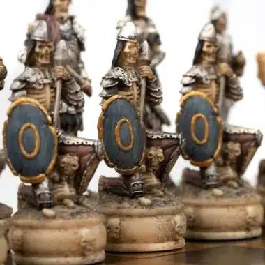 Ensemble Mort-Vivant Echiquier en Similicuir Noir et Jeu d'Echecs en Résine Peint à la Main – Image 5