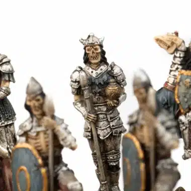 Ensemble Mort-Vivant II Echiquier en Similicuir Noir Avec Rangement et Jeu d'Echecs en Résine Peint à la Main – Image 4