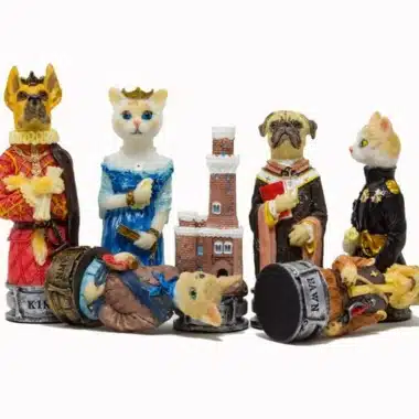 Ensemble Chiens et Chats Echiquier en Similicuir et Jeu d'Echecs en Résine – Image 9