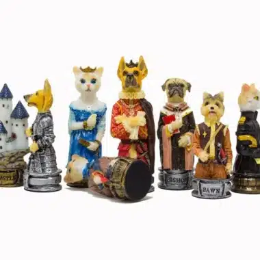 Ensemble Chiens et Chats Echiquier en Similicuir et Jeu d'Echecs en Résine – Image 8