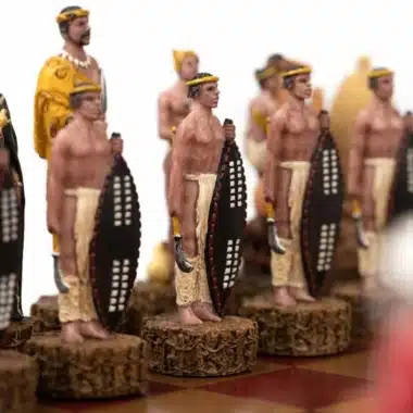 Ensemble Guerre Anglo-Zouloue II Echiquier en Similicuir avec Rangement et Jeu d'Echecs en Résine Peint à la Main – Image 3