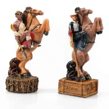Ensemble Guerre Anglo-Zouloue II Echiquier en Similicuir avec Rangement et Jeu d'Echecs en Résine Peint à la Main – Image 7