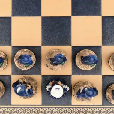 Ensemble Pirates III Echiquier en Similicuir et Jeu d'Echecs en Résine Peint à la Main – Image 3
