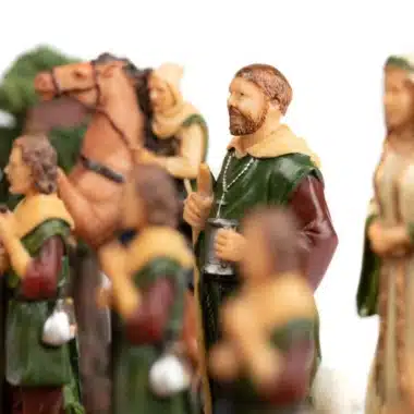 Ensemble Robin des Bois Echiquier en Similicuir & Jeu d'Echecs en Résine Peint à la Main – Image 4