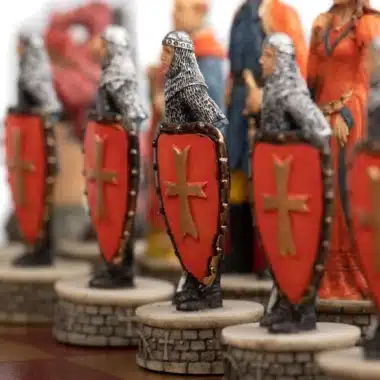 Ensemble Robin des Bois II Echiquier en Bois d'Erable et de Bruyère & Jeu d'Echecs en Résine Peint à la Main – Image 6