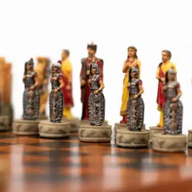 Ensemble Guerre de Troie Echiquier en Similicuir et Jeu d'Echec en Résine Peint à la Main – Image 5