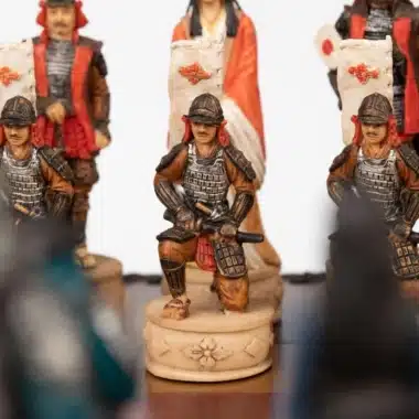 Ensemble Samourai Echiquier Coffret de rangement en Similicuir et Jeu d'Echecs en Résine Peint à la Main – Image 3
