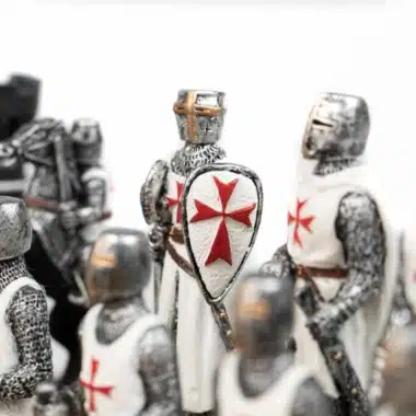 Pièces d'échecs Templiers, gros plan sur un chevalier au bouclier croisé rouge