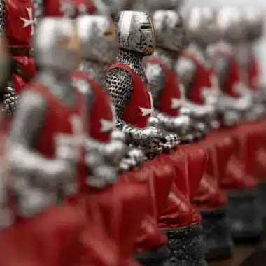Pions templiers rouges alignés, vue rapprochée en enfilade