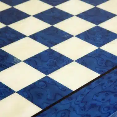 Ensemble Renaissance Haut de Gamme Echiquier en Bois d'Erable Laqué Bleu & Jeu d'Echecs en Métal Peint à la Main – Image 11