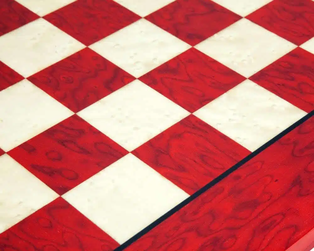 Échiquier en bois d'érable rouge, détail des cases en gros plan