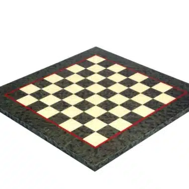 Échiquier en érable vue d'ensemble avec bordure rouge et cases vert foncé