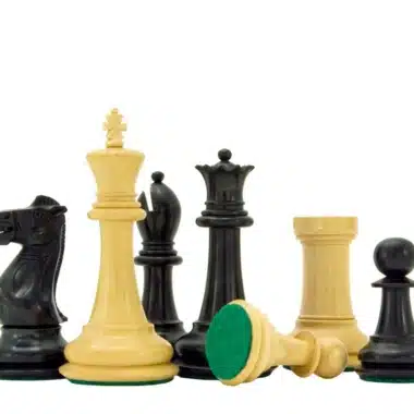 Rangée de pièces d'échecs « Victoria III » en buis et buis ébénisé avec base en feutrine verte