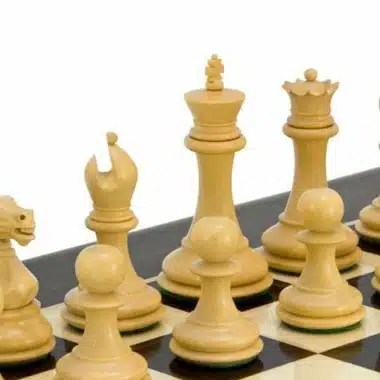 Jeu d'échecs Souverain II : pièces naturelles claires, roi et dame au centre