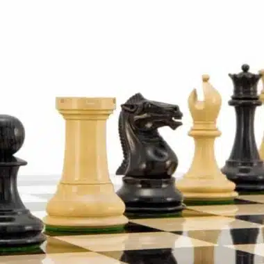 Jeu d'échecs Souverain II : cavalier et tour noirs face aux pièces claires