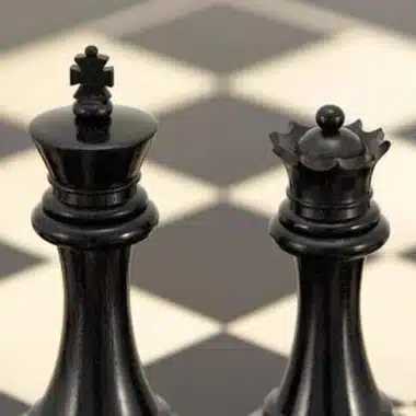 Jeu d'échecs Souverain II : gros plan sur le roi et la dame noirs
