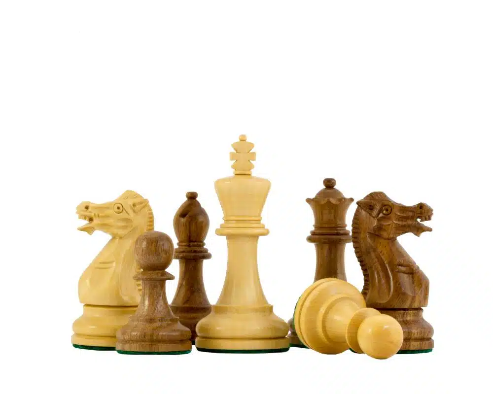 Pièces d'échecs en bois de rose avec cavaliers sculptés, rois et dames en gros plan