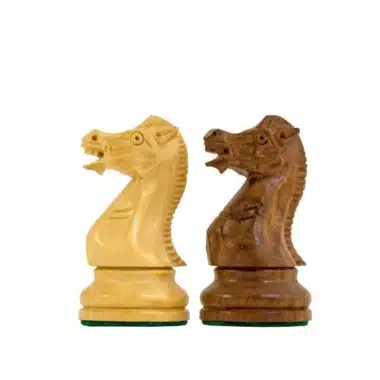 Cavaliers sculptés en bois clair et bois de rose face à face