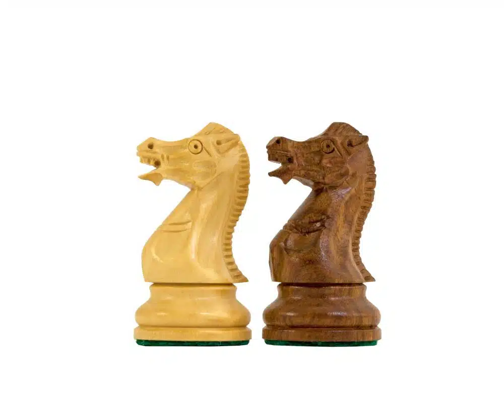 Cavaliers sculptés en bois clair et bois de rose face à face