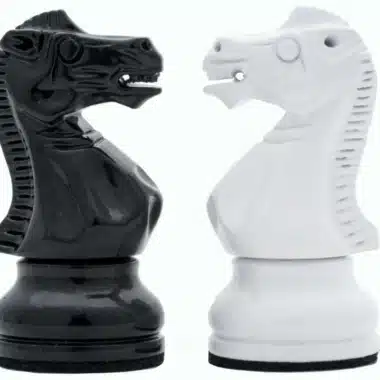 Ensemble Jeu d'Echec Bicolore Noir et Blanc Moderne en Bois Laqué – Image 7