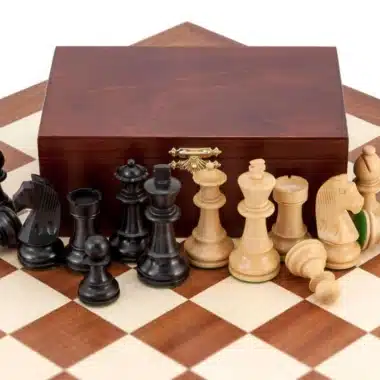 Ensemble Grand Championship II Echiquier en Bois d'Acajou et d'Erable, Jeu d'Echecs en Bois de Buis et Buis Ebonisé &  Coffret de Rangement en Bois de Bouleau – Image 4