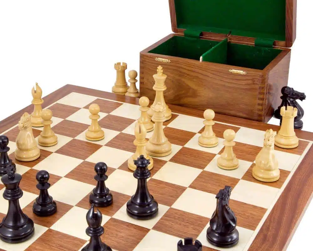 Vue rapprochée de l'échiquier avec pièces en jeu et coffret ouvert à l'intérieur vert