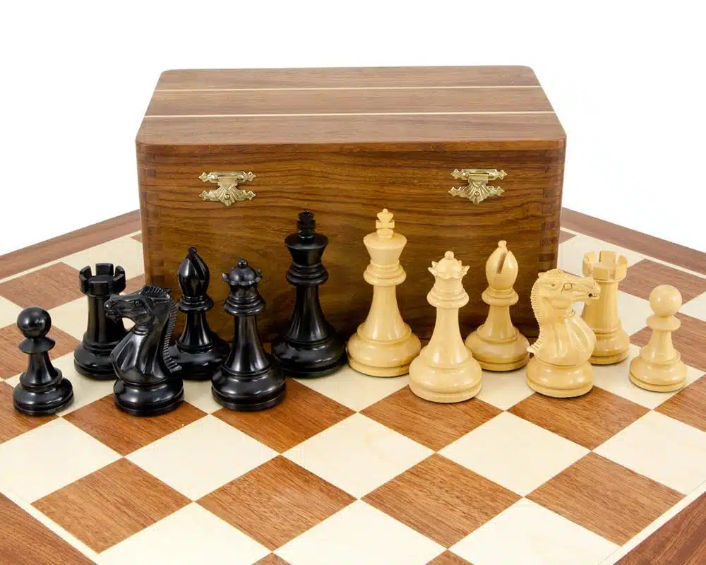 Jeu complet installé sur l'échiquier, coffret fermé posé derrière au centre