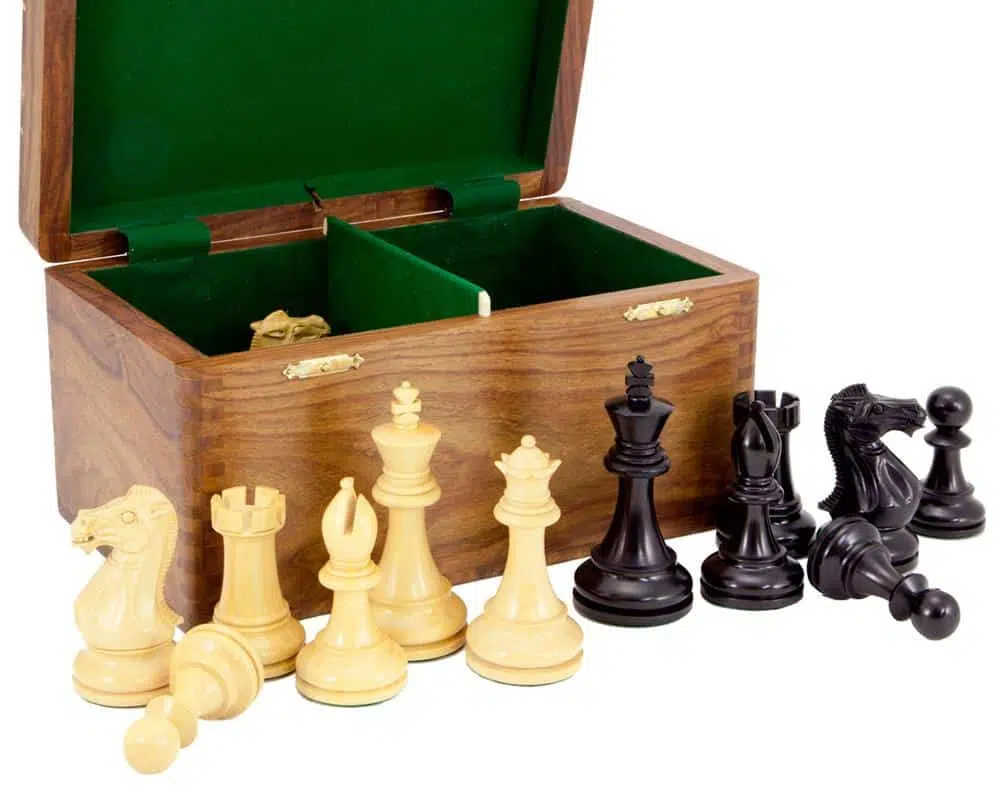 Coffret de rangement ouvert avec doublure verte et pièces disposées devant